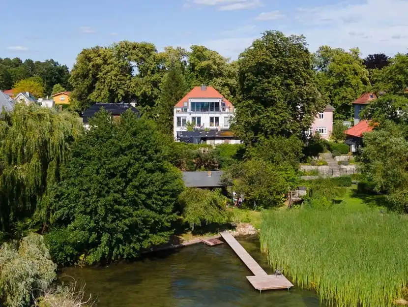 Ufer des Wandlitzsees mit Steg und Schilf in Wandlitz