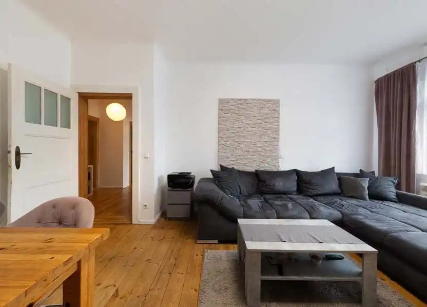 Wohnzimmer mit Blick in den Flur in der Eigentumswohnung in Hennigsdorf