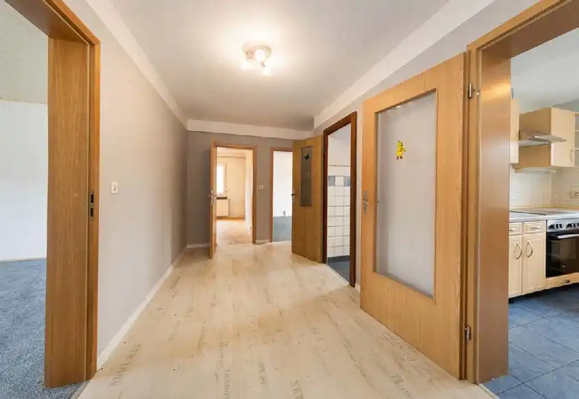 Flur mit Holztüren und Laminat im Haus in Neuzelle
