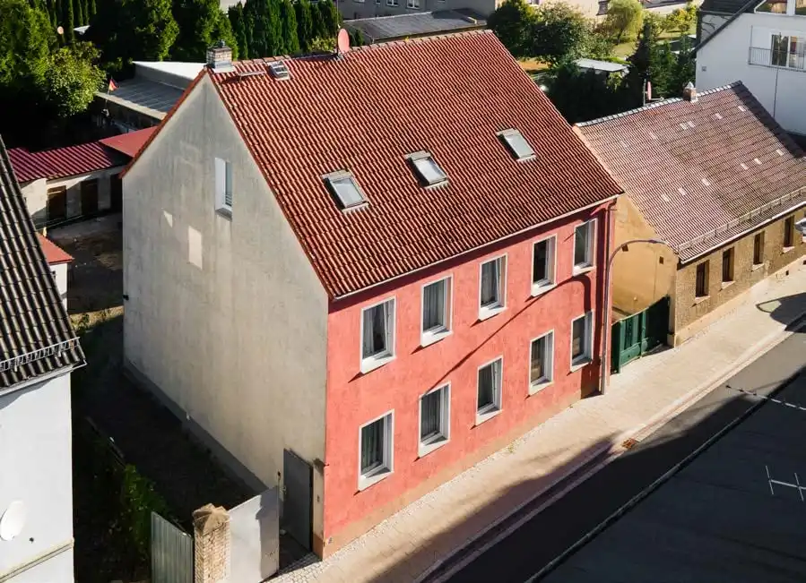 Mehrfamilienhaus mit rotem Ziegeldach von oben in Luckenwalde