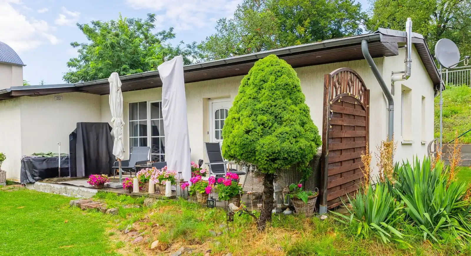 Terrasse mit Sonnenschirmen am Bungalow in Rüdersdorf bei Berlin
