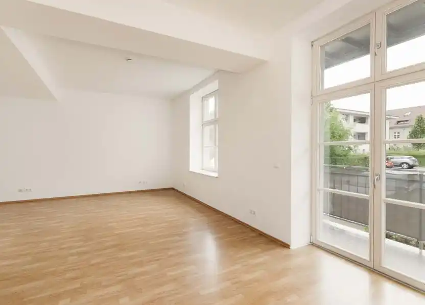 Zimmer mit Fenstertür zum Balkon in der Eigentumswohnung in Berlin-Karlshorst