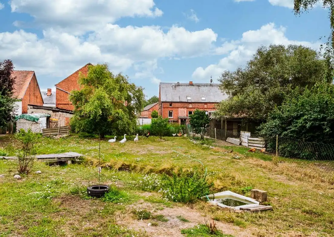 Garten des Dreiseitenhofs mit Wiese und Bäumen in Breddin