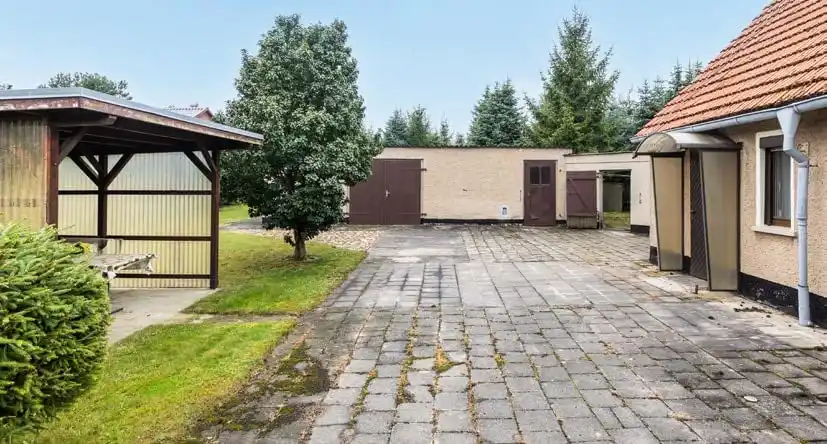 Hof mit Carport, Garagen und Hauseingang am Einfamilienhaus in Neuhof bei Angermünde