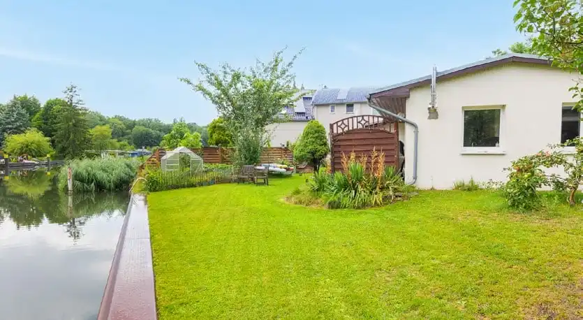 Garten mit Blick aufs Wasser am Bungalow in Rüdersdorf bei Berlin
