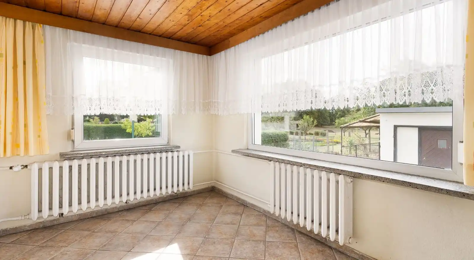 Zimmer mit Holzdecke und zwei Fenstern im Wohnhaus in Weichensdorf bei Friedland