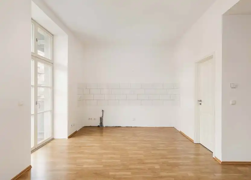 Wohnküche mit hoher Decke in der Eigentumswohnung in Berlin-Karlshorst