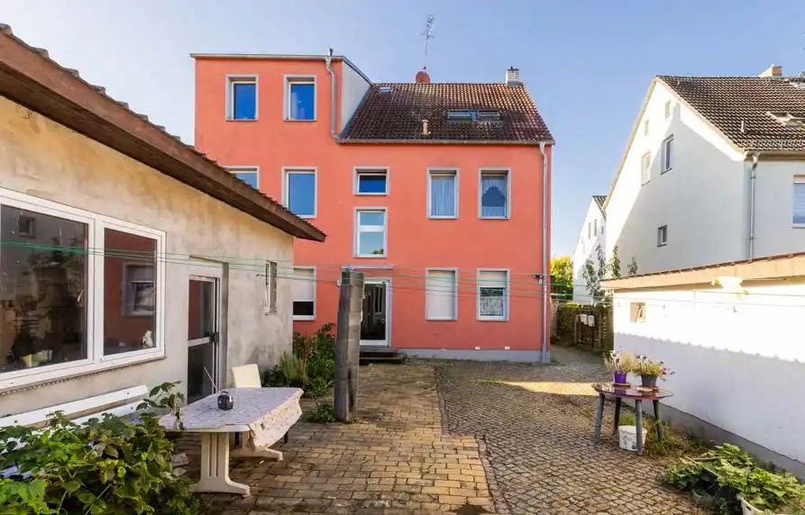 Innenhof mit Sitzplatz hinter dem Mehrfamilienhaus in Luckenwalde