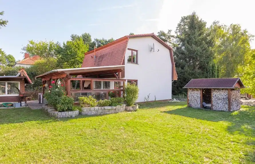 Rasen vor dem Einfamilienhaus mit Holzschuppen in Berlin-Müggelheim