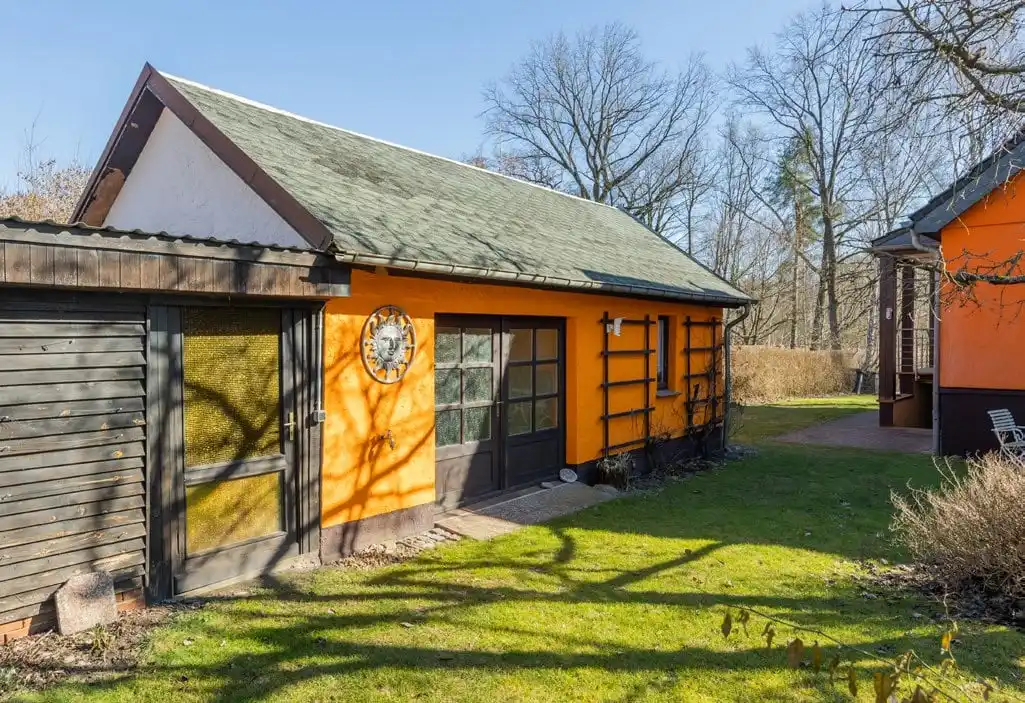 Nebengebäude mit Holzverkleidung im Garten des Einfamilienhauses in Beeskow