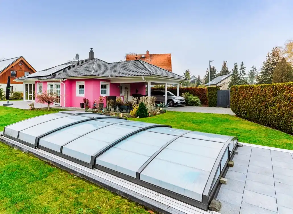 Überdachter Pool vor dem Bungalow in Mühlenbeck (Mühlenbecker Land)