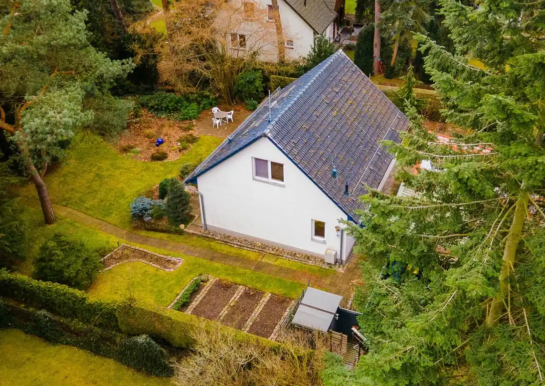Einfamilienhaus mit Garten und Beeten von oben in Wandlitz