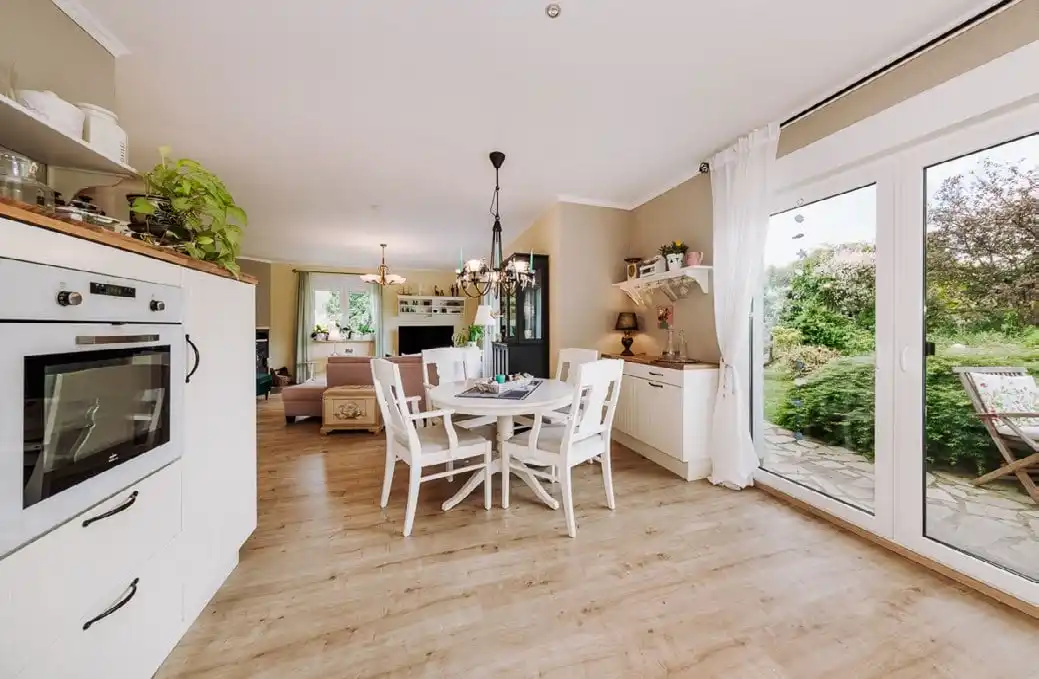 Offene Küche mit Essplatz im Bungalow in Rauen bei Fürstenwalde