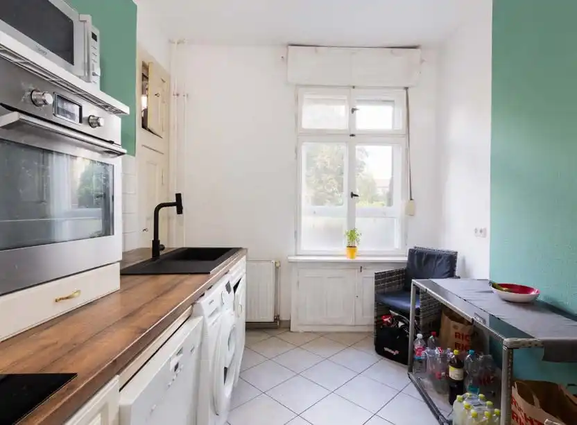 Küche mit Holzarbeitsplatte und Fenster in der Eigentumswohnung in Hennigsdorf