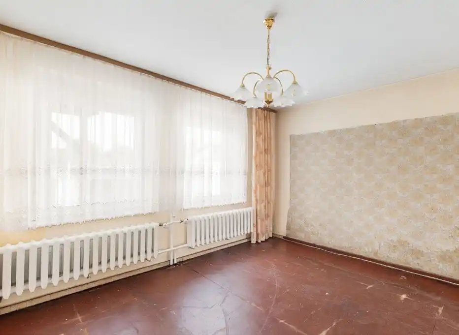 Leeres Zimmer mit Gardinen und Deckenleuchte im Wohnhaus in Weichensdorf bei Friedland