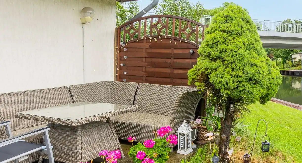 Sitzecke mit Sichtschutz auf der Terrasse in Rüdersdorf bei Berlin