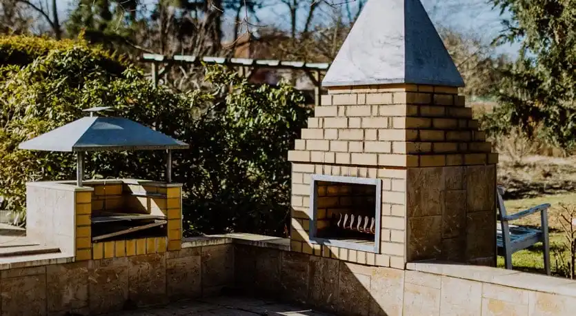 Gemauerter Grillkamin mit Pavillon im Garten des Einfamilienhauses in Beeskow