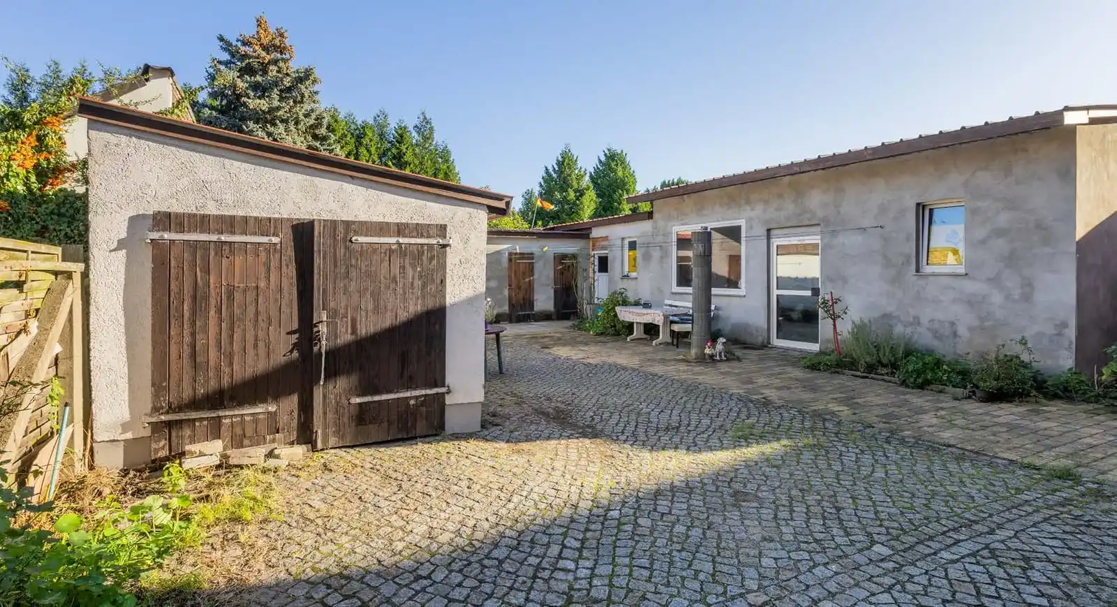 Garage und Nebengebäude am gepflasterten Hof in Luckenwalde