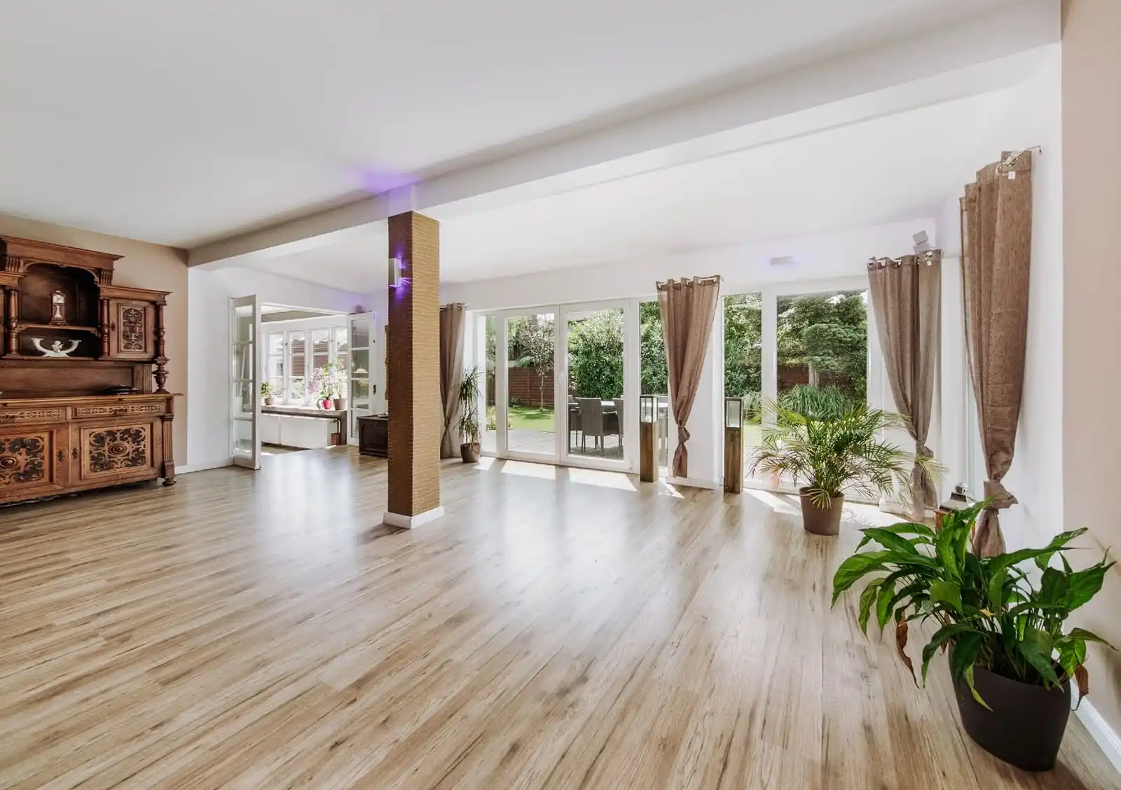 Großer Wohnraum mit Fensterfront und Holzboden in der Doppelhaushälfte in Berlin-Mahlsdorf