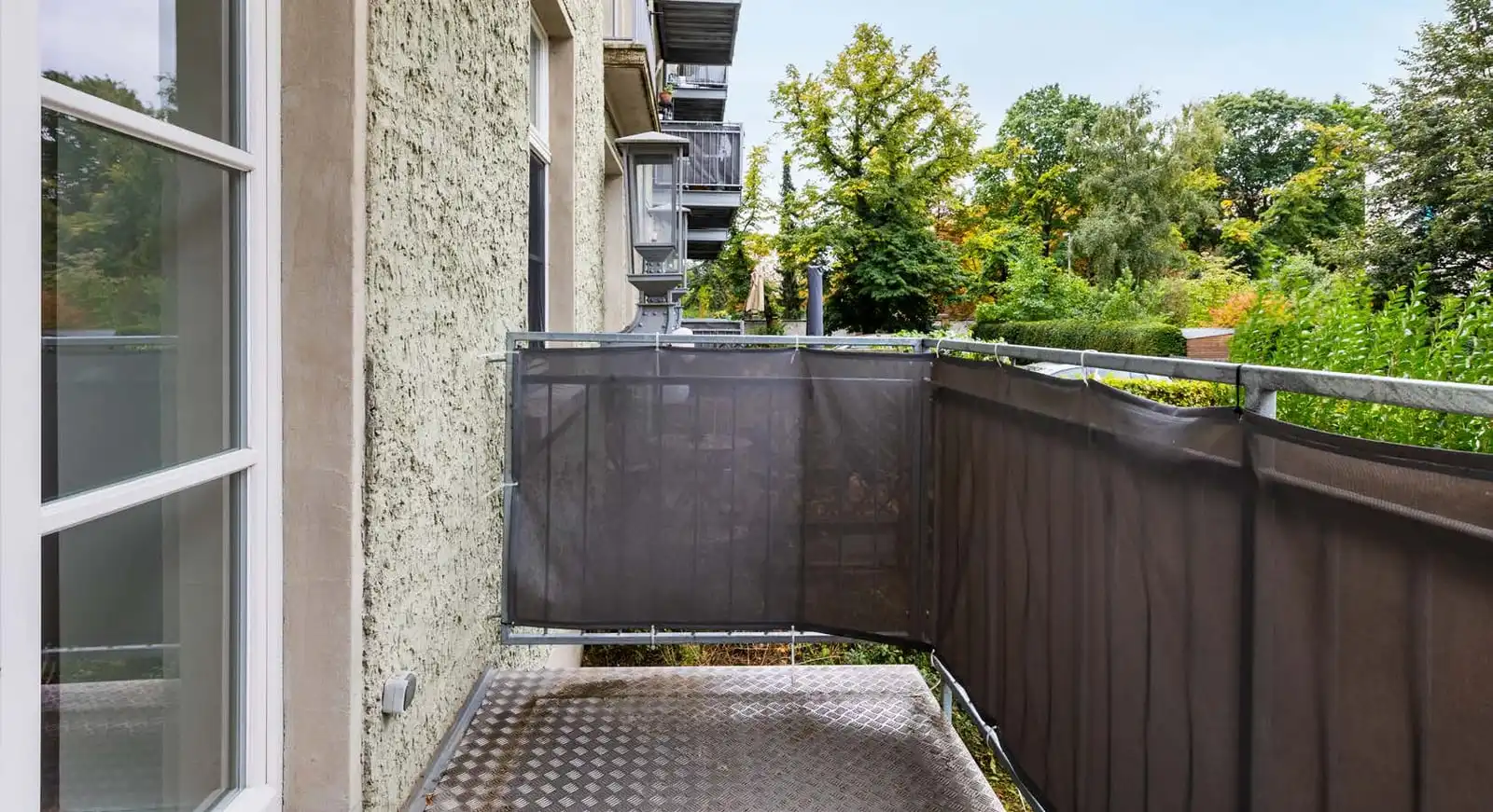 Balkon mit Blick ins Grüne an der Eigentumswohnung in Berlin-Karlshorst