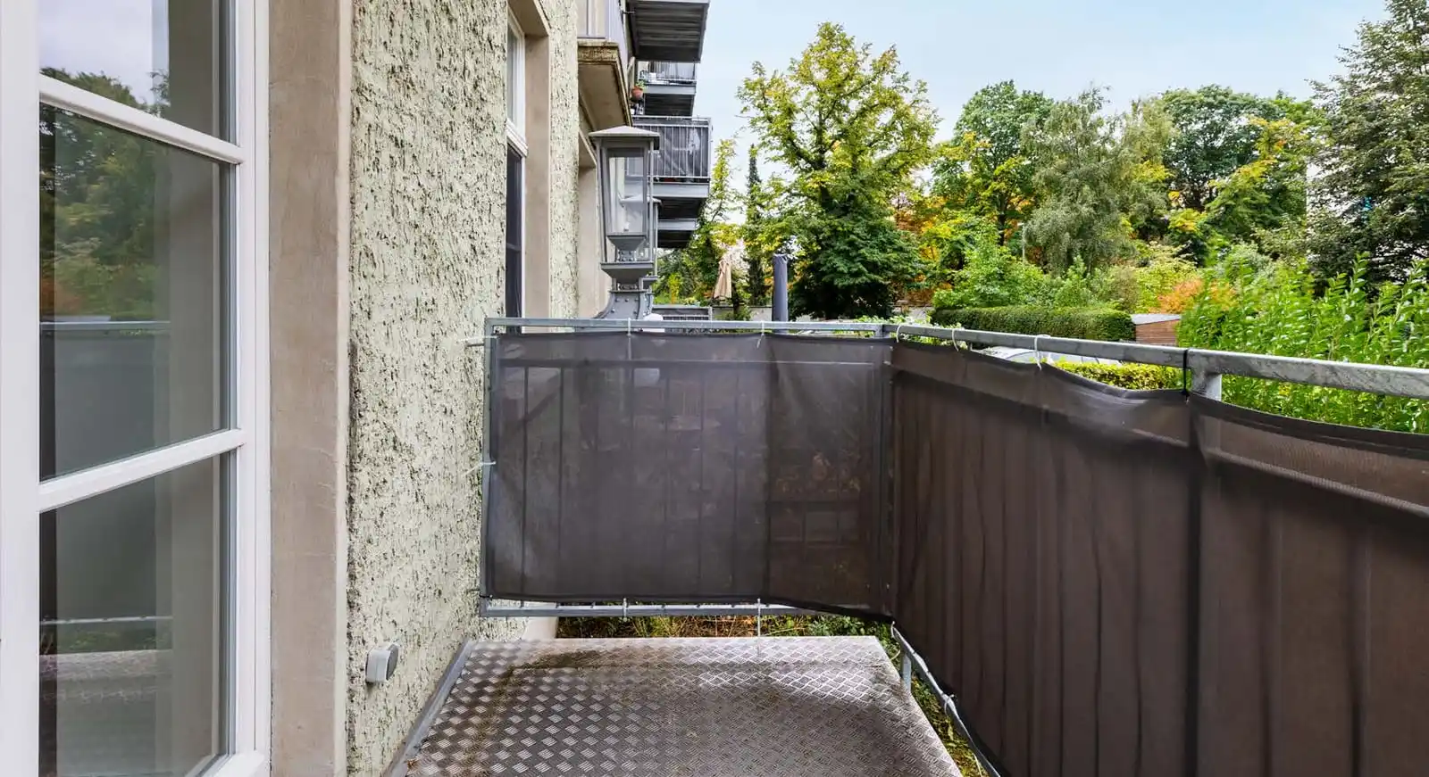 Balkon mit Blick ins Grüne an der Eigentumswohnung in Berlin-Karlshorst
