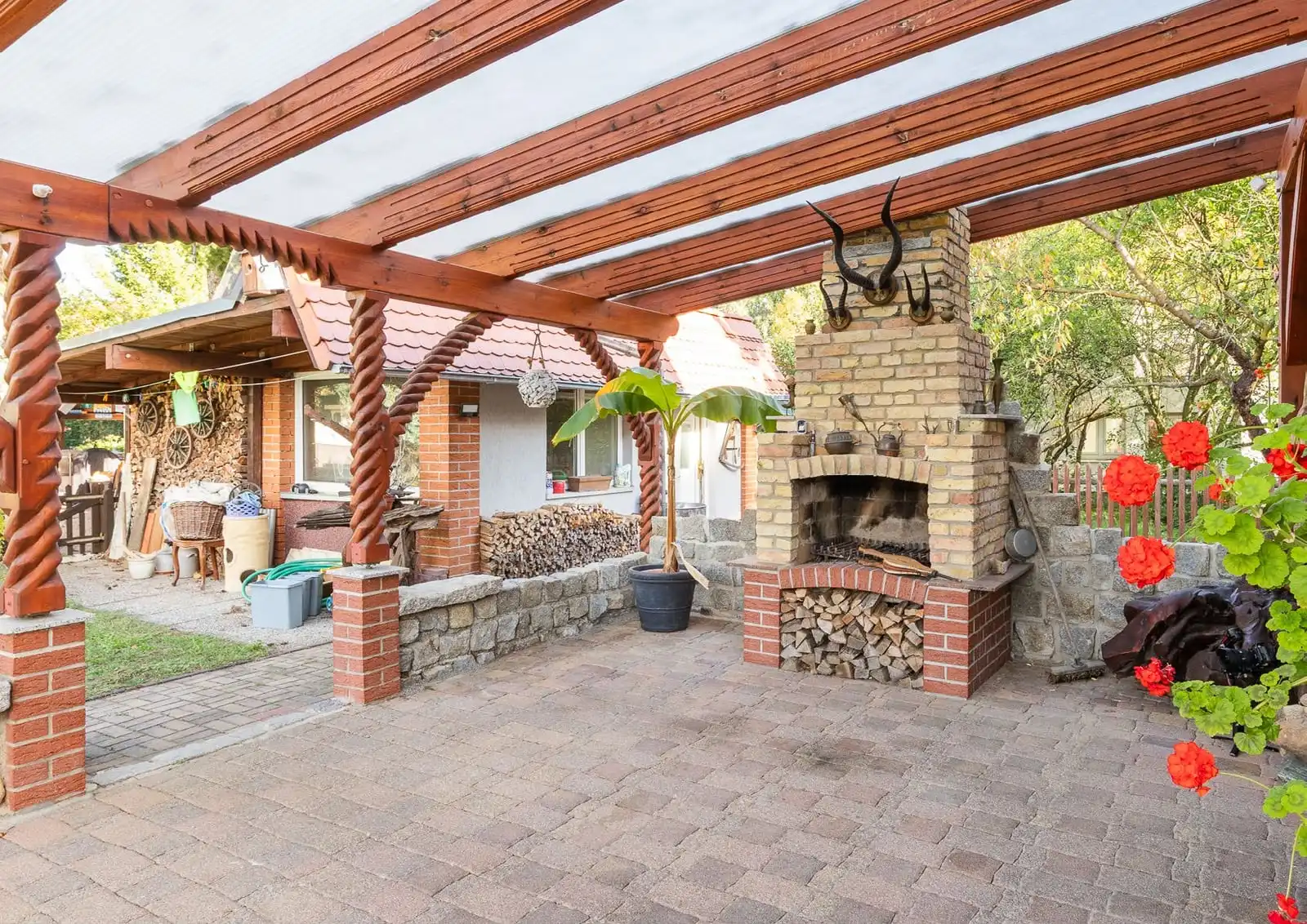 Pergola mit gemauertem Grillkamin im Innenhof in Berlin-Müggelheim