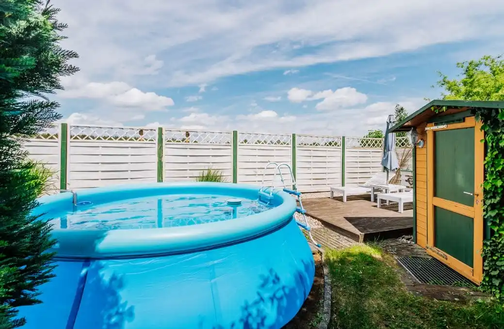 Aufstellpool und Gartenhaus im Garten in Rauen bei Fürstenwalde