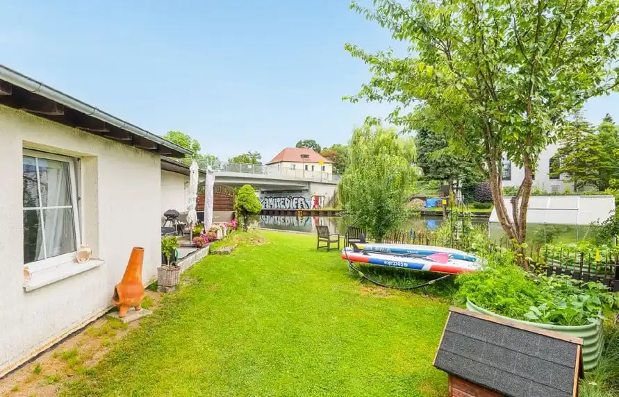 Rasen zwischen Bungalow und Kanal in Rüdersdorf bei Berlin
