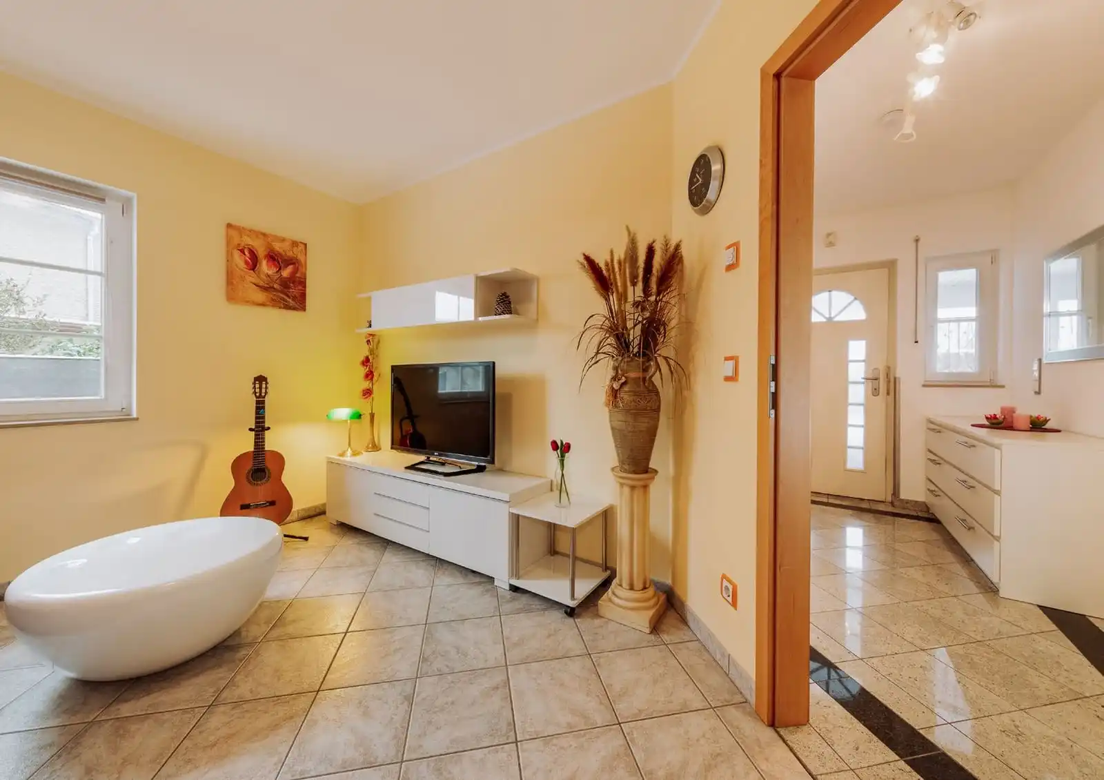 Wohnraum mit freistehender Badewanne als Dekoration im Bungalow in Mühlenbeck (Mühlenbecker Land)