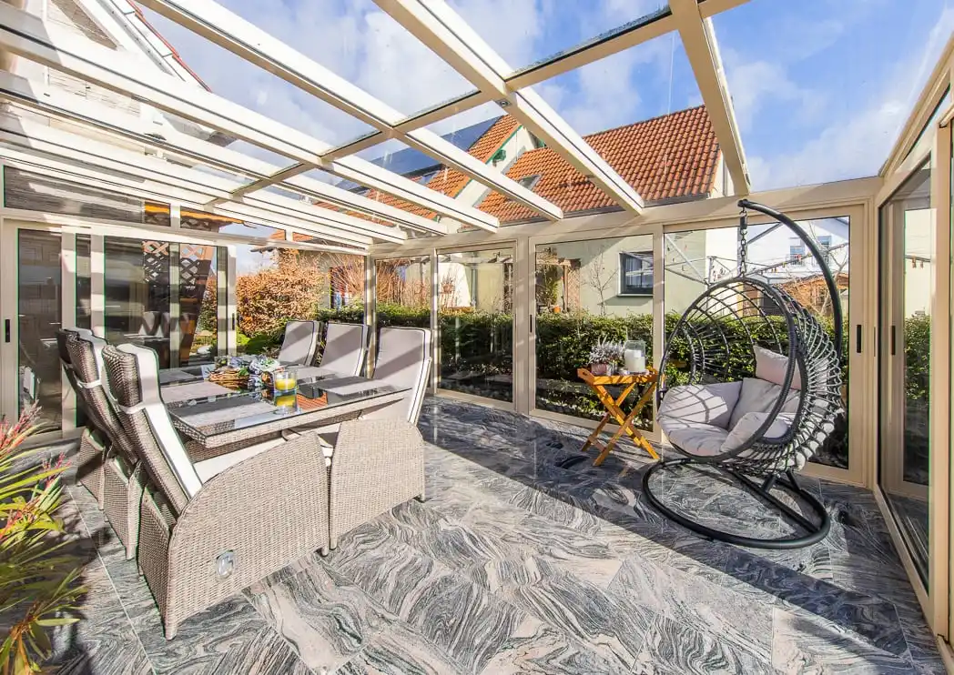 Wintergarten mit Hängesessel und Gartenmöbeln am Einfamilienhaus in Brieselang