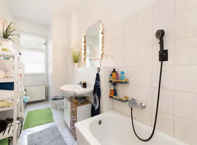 Badezimmer mit Badewanne und Tageslicht in der Eigentumswohnung in Hennigsdorf