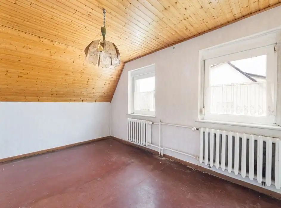 Zimmer unter der Dachschräge mit Holzdecke im Wohnhaus in Weichensdorf bei Friedland