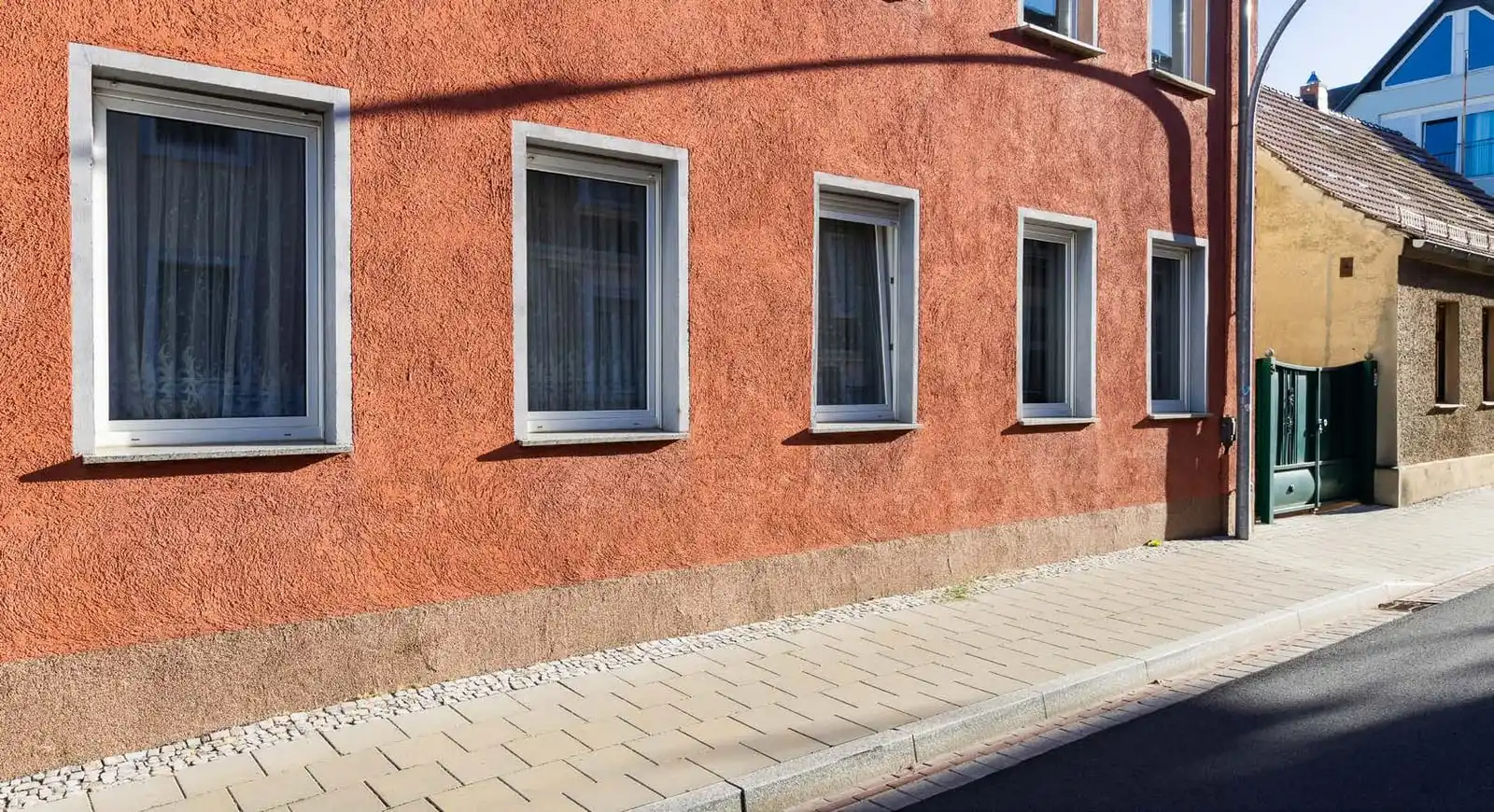 Fassade des Mehrfamilienhauses am Gehweg in Luckenwalde