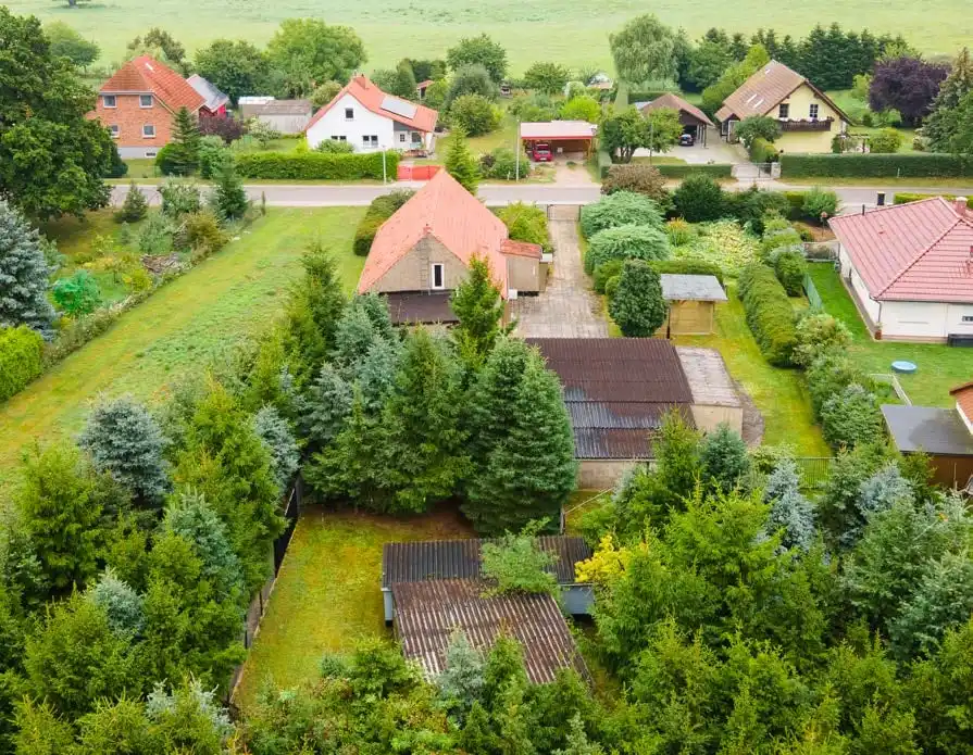 Drohnenaufnahme des Ortsteils mit dem Grundstück des Einfamilienhauses in Neuhof bei Angermünde