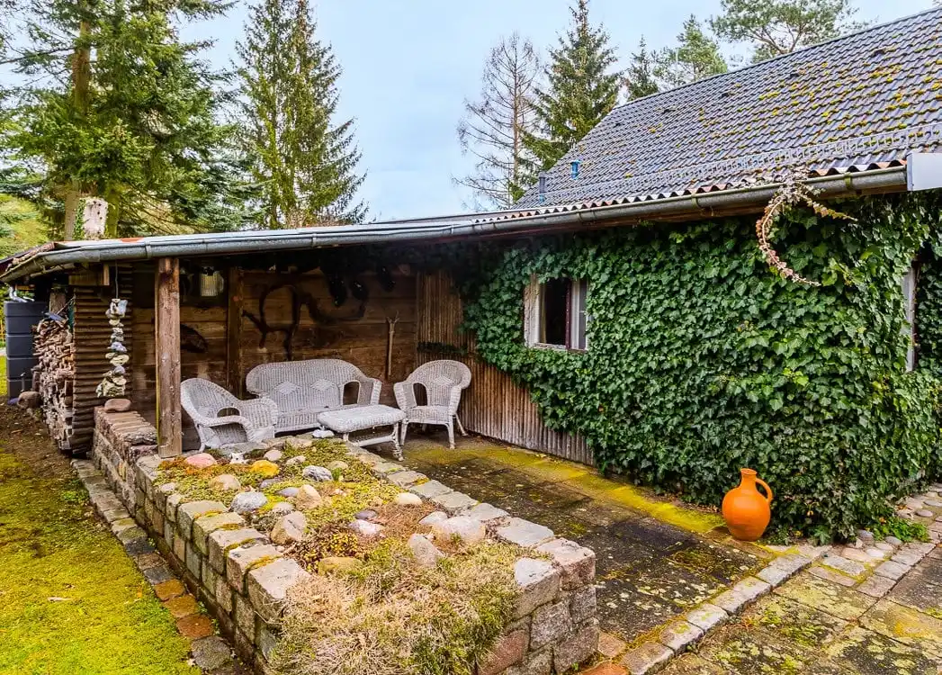 Werkstatt mit überdachtem Sitzplatz im Garten in Wandlitz