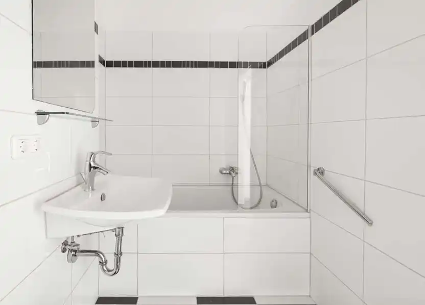 Waschtisch und Badewanne im Bad der Eigentumswohnung in Berlin-Karlshorst