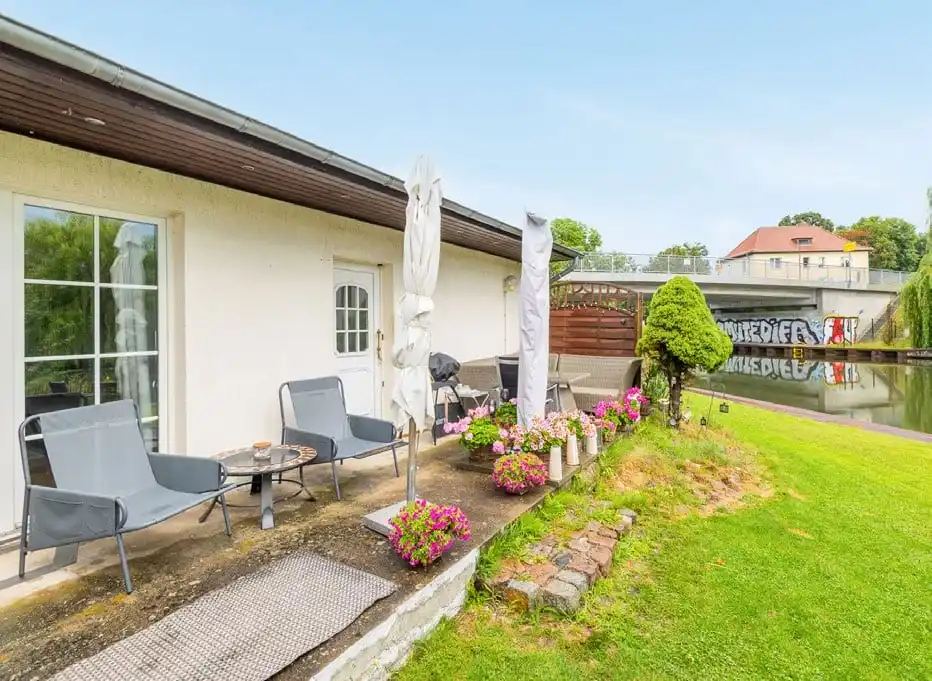 Südwest-Terrasse mit Gartenstühlen am Bungalow in Rüdersdorf bei Berlin