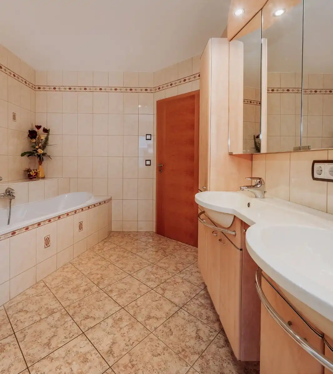 Badezimmer mit Badewanne und Doppelwaschtisch im Bungalow in Mühlenbeck (Mühlenbecker Land)