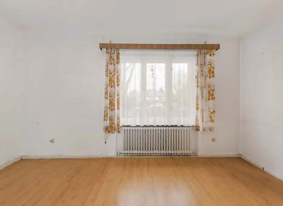 Leeres Zimmer mit Fenster und Gardinen im Wohnhaus in Berlin-Köpenick