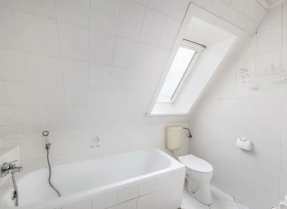 Badezimmer mit Badewanne und Dachfenster im Wohnhaus in Weichensdorf bei Friedland
