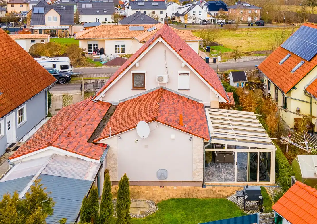Drohnenaufnahme des Einfamilienhauses mit Wintergarten in Brieselang