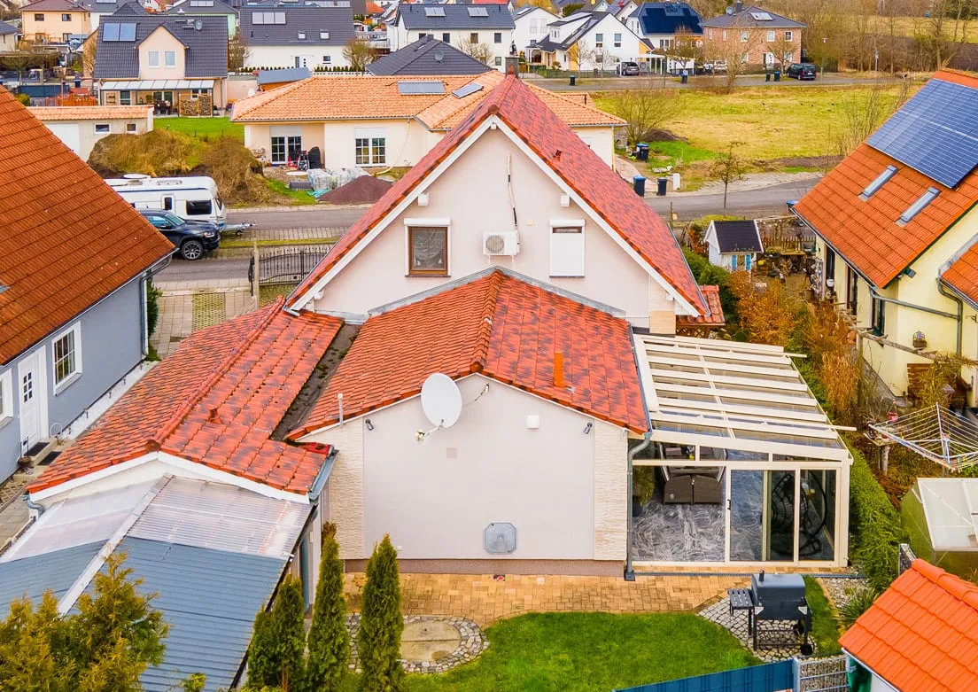 Drohnenaufnahme des Einfamilienhauses mit Wintergarten in Brieselang