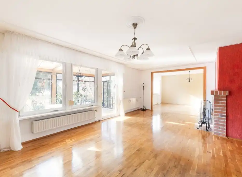 Heller Wohnraum mit Fensterfront und Parkett im Einfamilienhaus in Beeskow
