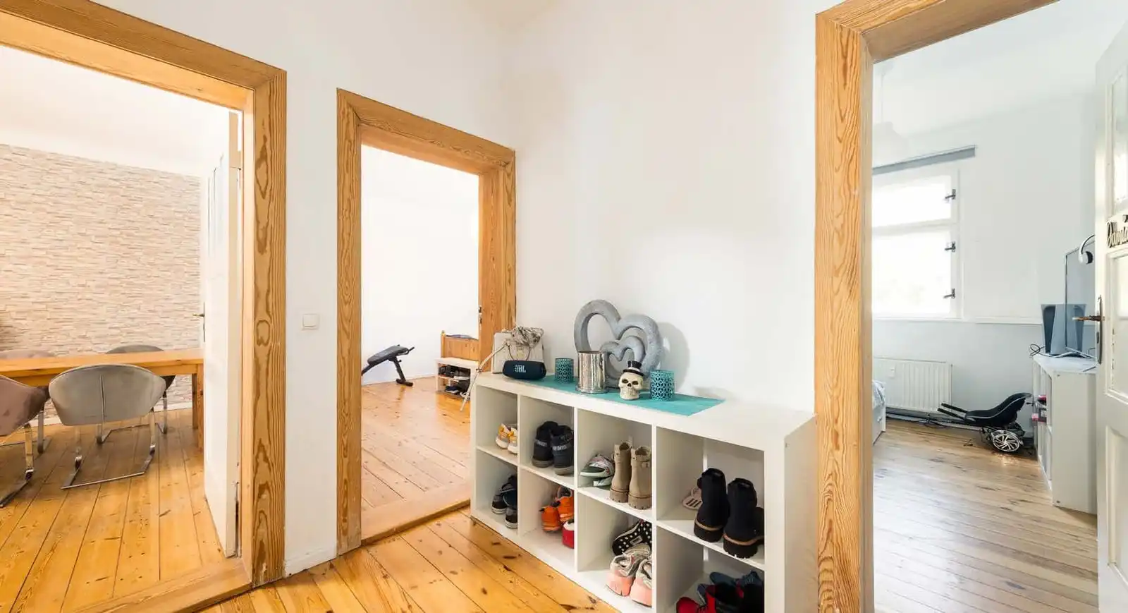 Flur mit Durchgängen in zwei Zimmer in der Eigentumswohnung in Hennigsdorf