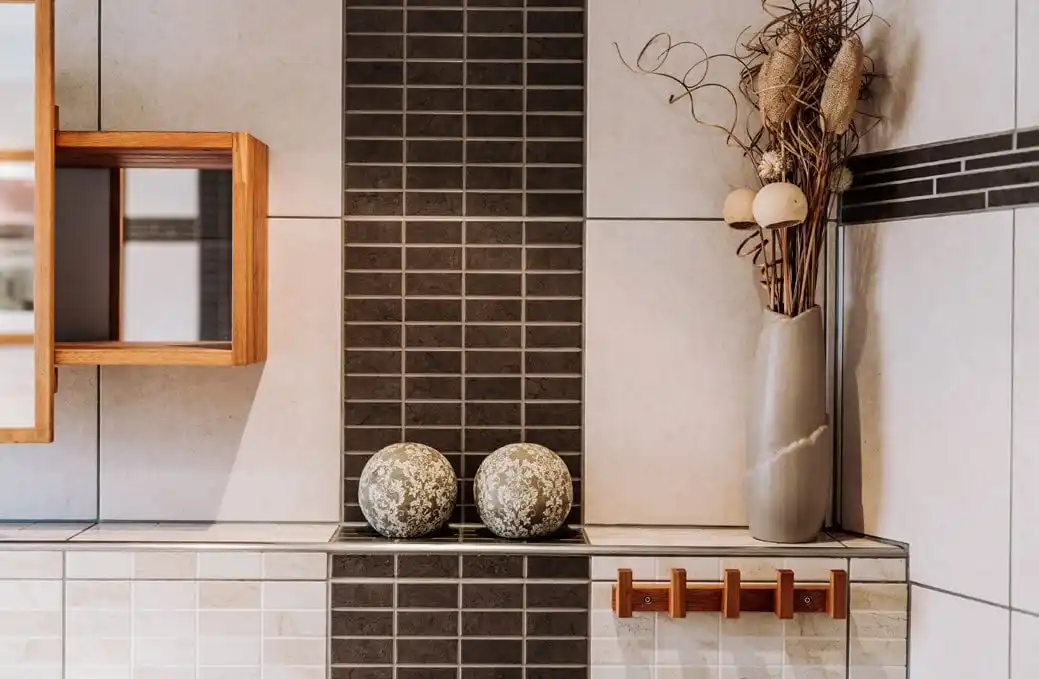 Detail im Badezimmer mit Fliesen und Regal in der Doppelhaushälfte in Berlin-Mahlsdorf