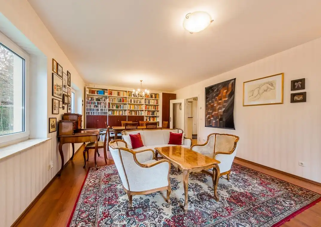 Wohnzimmer mit Bücherregal und Teppich im Einfamilienhaus in Wandlitz