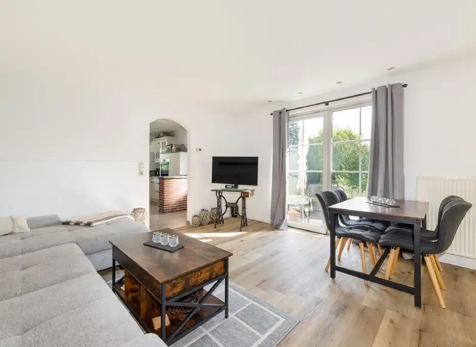 Wohnzimmer mit Esstisch und Fenstertür im Bungalow in Rüdersdorf bei Berlin