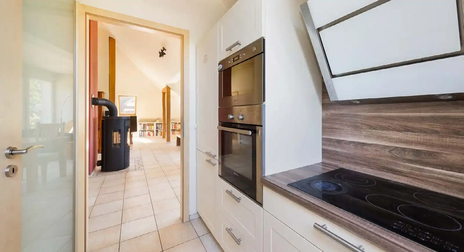 Küche mit Backofen und Kochfeld in der Eigentumswohnung in Wandlitz