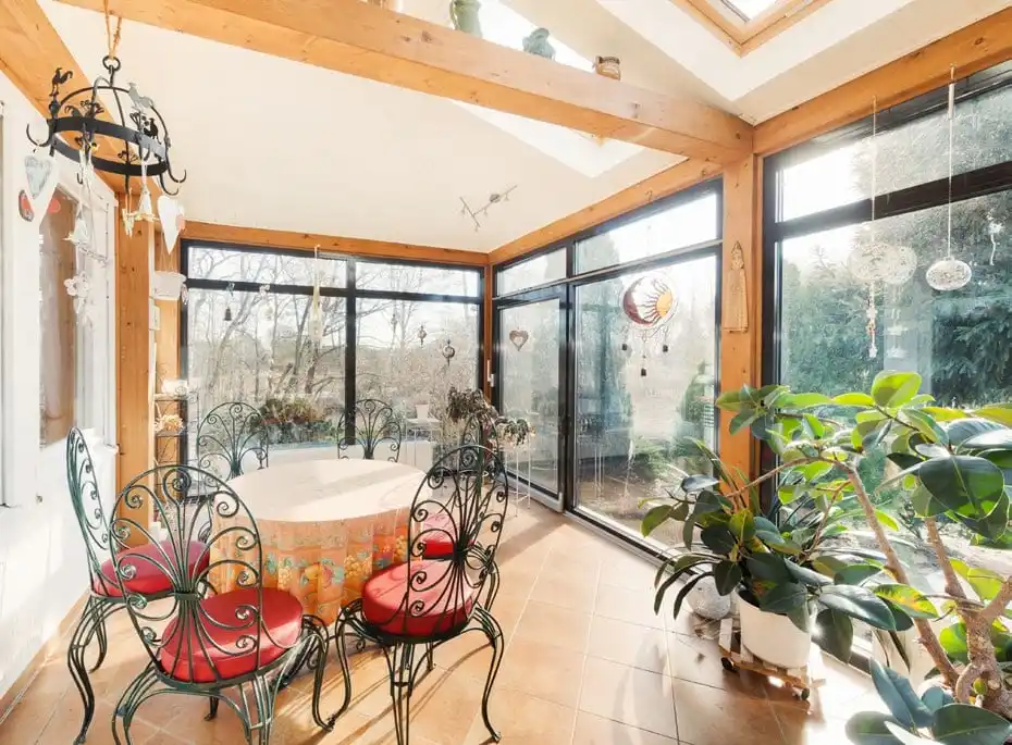 Wintergarten mit Holzrahmen und Sitzgruppe im Einfamilienhaus in Beeskow