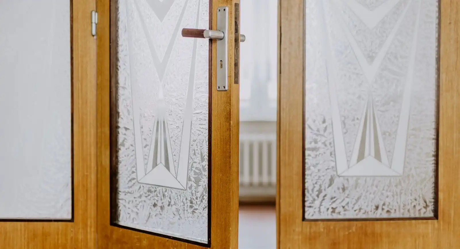 Holztür mit Ornamentglas im Wohnhaus in Weichensdorf bei Friedland